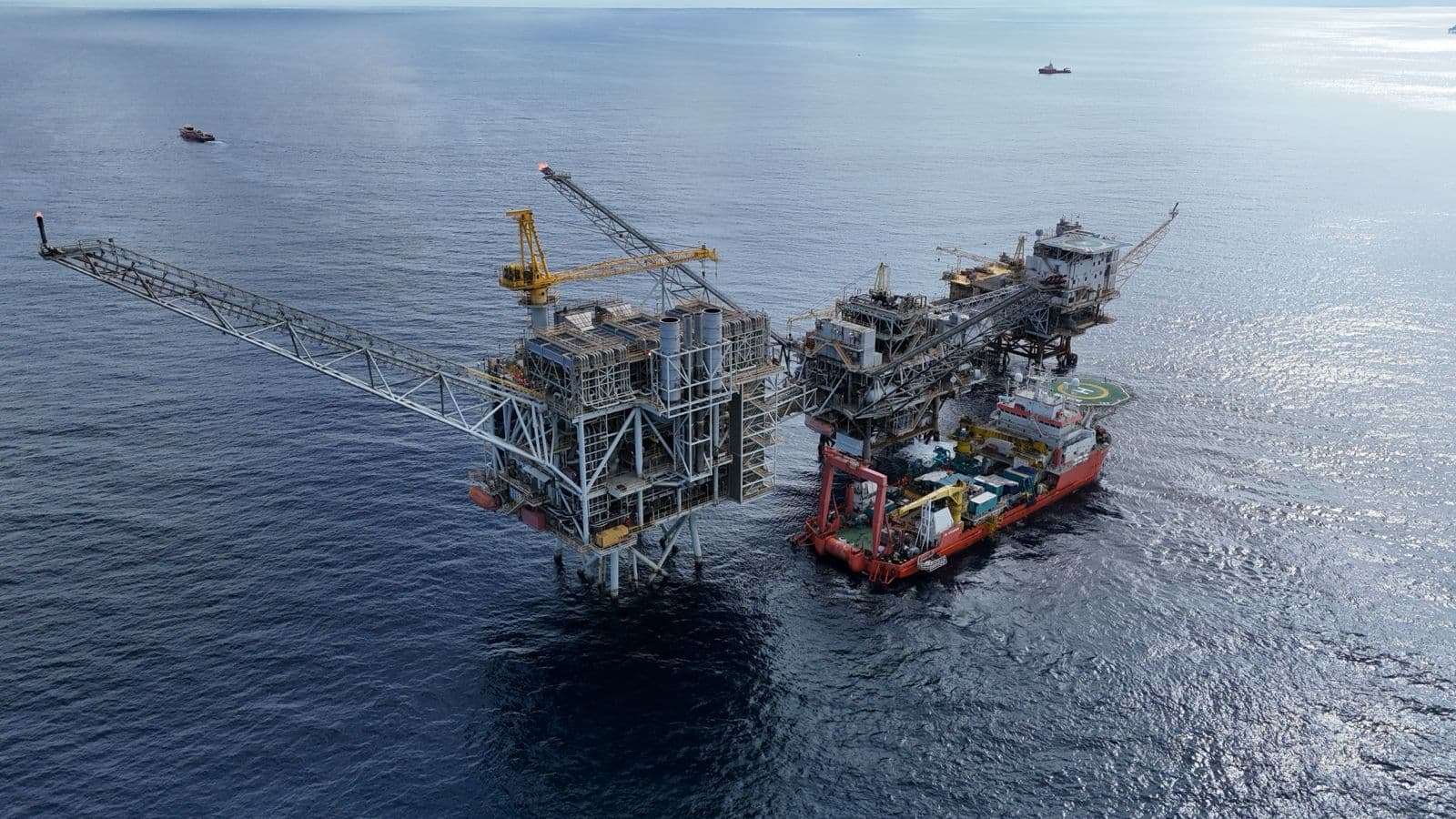 DSV alongside a platform complex during an IMR campaign